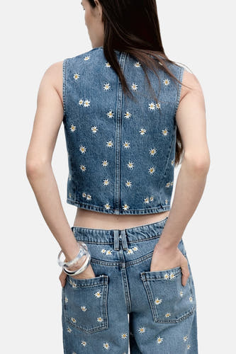 Denim blazer in middenblauw van MANGO, met bloemmotief en cropped pasvorm.