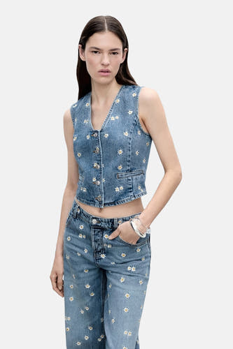 Denim blazer in middenblauw van MANGO, met een bloemenpatroon, knoopsluiting en gecombineerd met een bijpassende jeans.