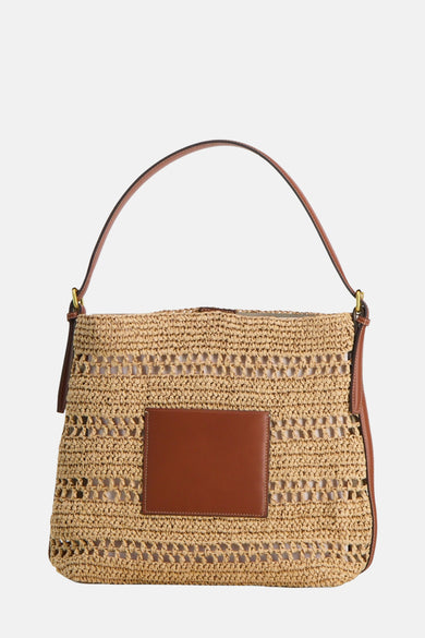 Bruine schoudertas van MANGO, gemaakt van geweven raffia met een bruin leren detail.