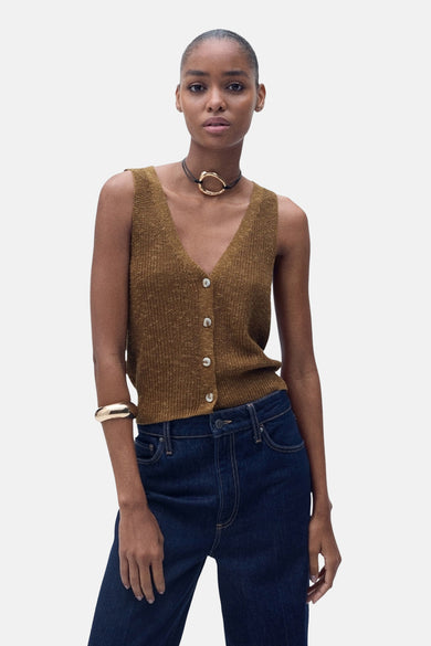 T-shirt sans manches marron de MANGO, avec fermeture à boutons, texture côtelée et associé à des jeans foncés et un bracelet en or.