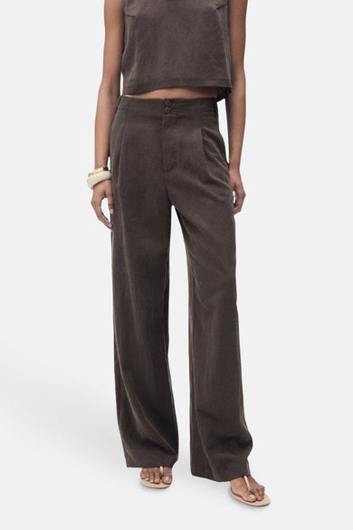 Pantalon marron de MANGO, avec des jambes larges, une taille haute et une fermeture à deux boutons.