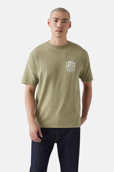 Kaki T-shirt met korte mouwen van Levi's, met een witte print op de borst en donkere jeans.
