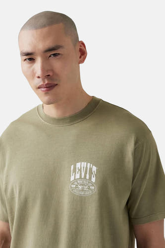 T-shirt Kaki à manches courtes de Levi's, avec un col rond et une impression blanche sur la poitrine.