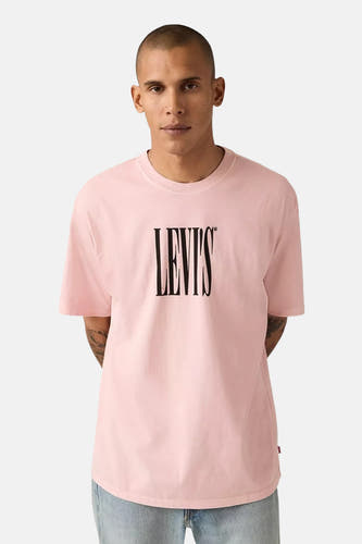 Roze T-shirt met korte mouwen van Levi's, met zwarte merknaam op de borst.