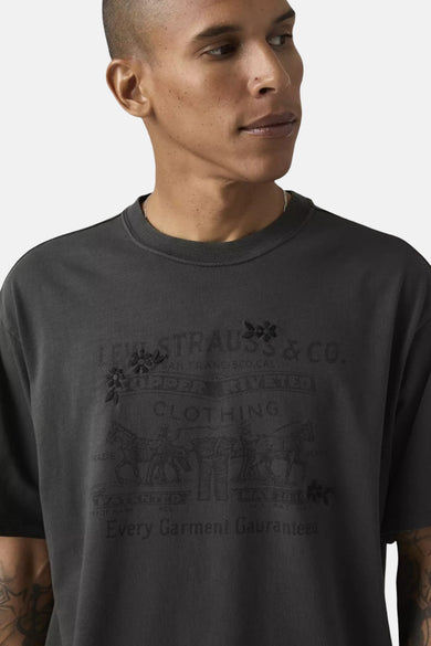 T-shirt noir de Levi's, avec imprimé graphique vintage et petits détails floraux.