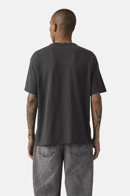 Zwart T-shirt van Levi's, gezien van achteren, gecombineerd met een grijze jeans.