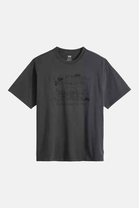 Zwart T-shirt van Levi's® met korte mouwen en grafische print op de voorkant.
