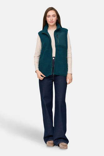 Manteau turquoise sans manches de 24 colours gmbh, avec fermeture éclair et poche, associé à une chemise rayée et des jeans foncés.