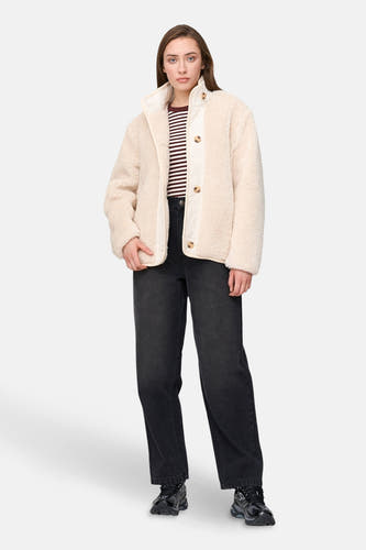 Ecru korte jas van 24 colours, met knoopsluiting en gedragen met een gestreept shirt en zwarte jeans.

