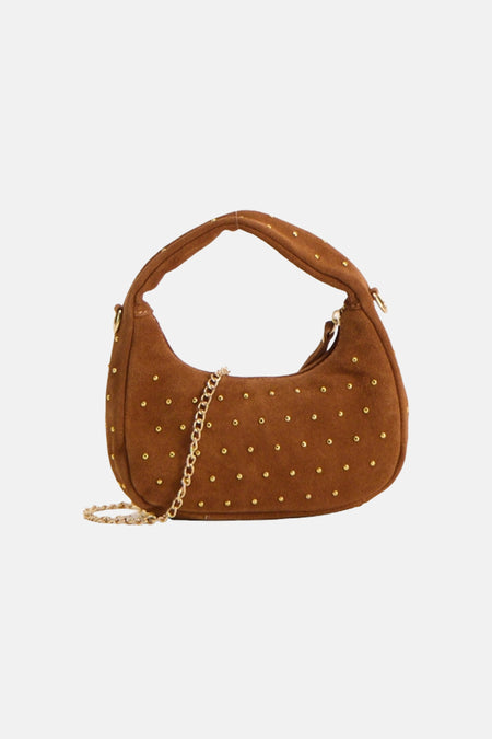 Bruine suède handtas van Access® met gouden studs en een kettinghengsel.
