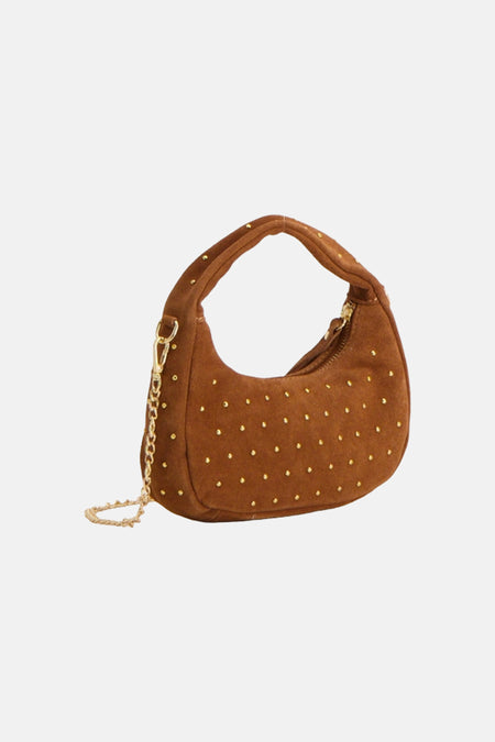 Bruine suède handtas van Access® met gouden studs, kettingdetail en rits.