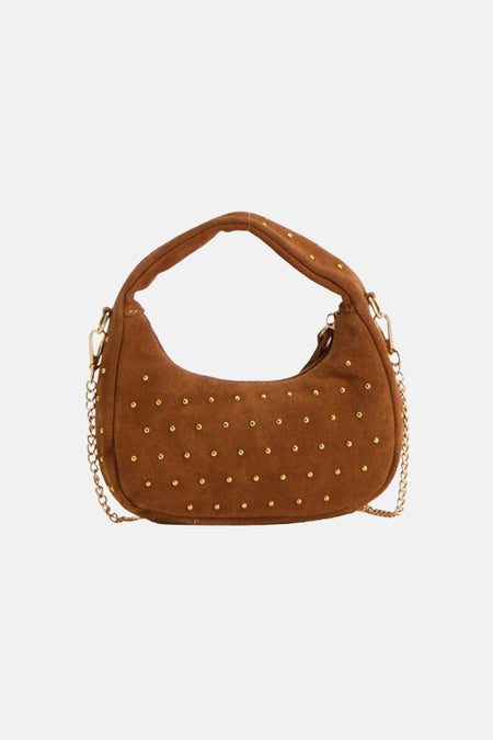 Sac à main demi-lune en daim marron Access® avec clous dorés et chaîne.