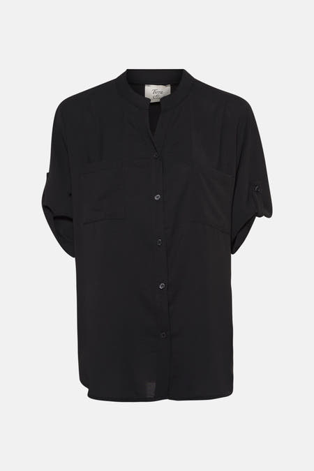 Chemise noire à manches courtes de Terra di Siena, avec poches po poitrine et fermeture à boutons.