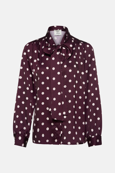 Rode blouse met lange mouwen van Terra di Siena, met witte stippen en een strik.
