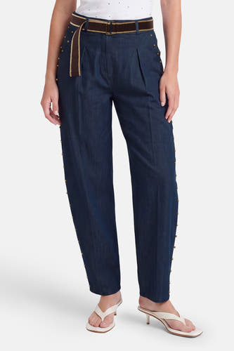 Donkerblauwe special fit jeans van Terra di Siena met gouden studs langs de pijpen en bruine riem, voorzien van plooien en afgeronde zoom.