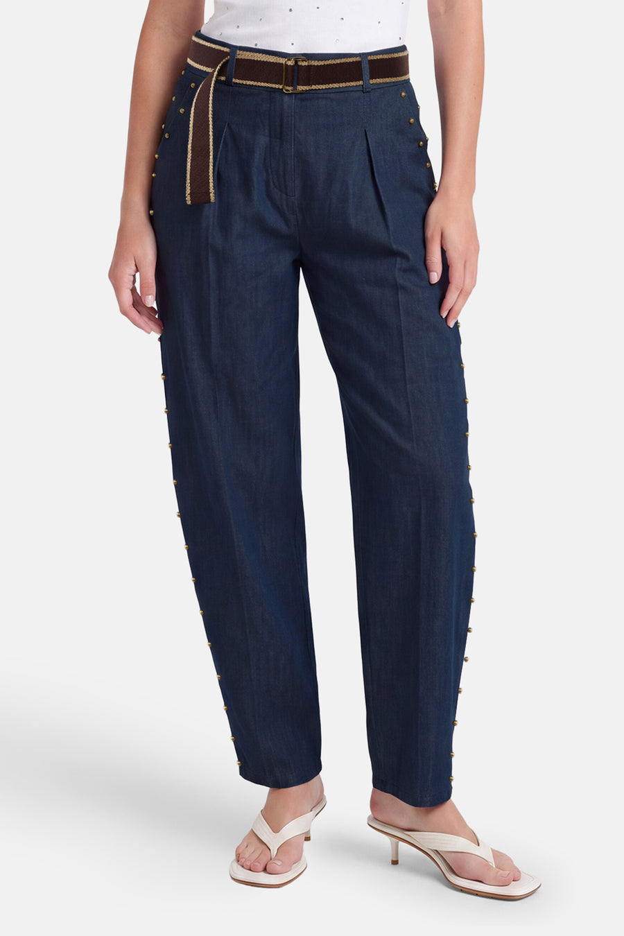 Donkerblauwe special fit jeans van Terra di Siena met gouden studs langs de pijpen en bruine riem, voorzien van plooien en afgeronde zoom.