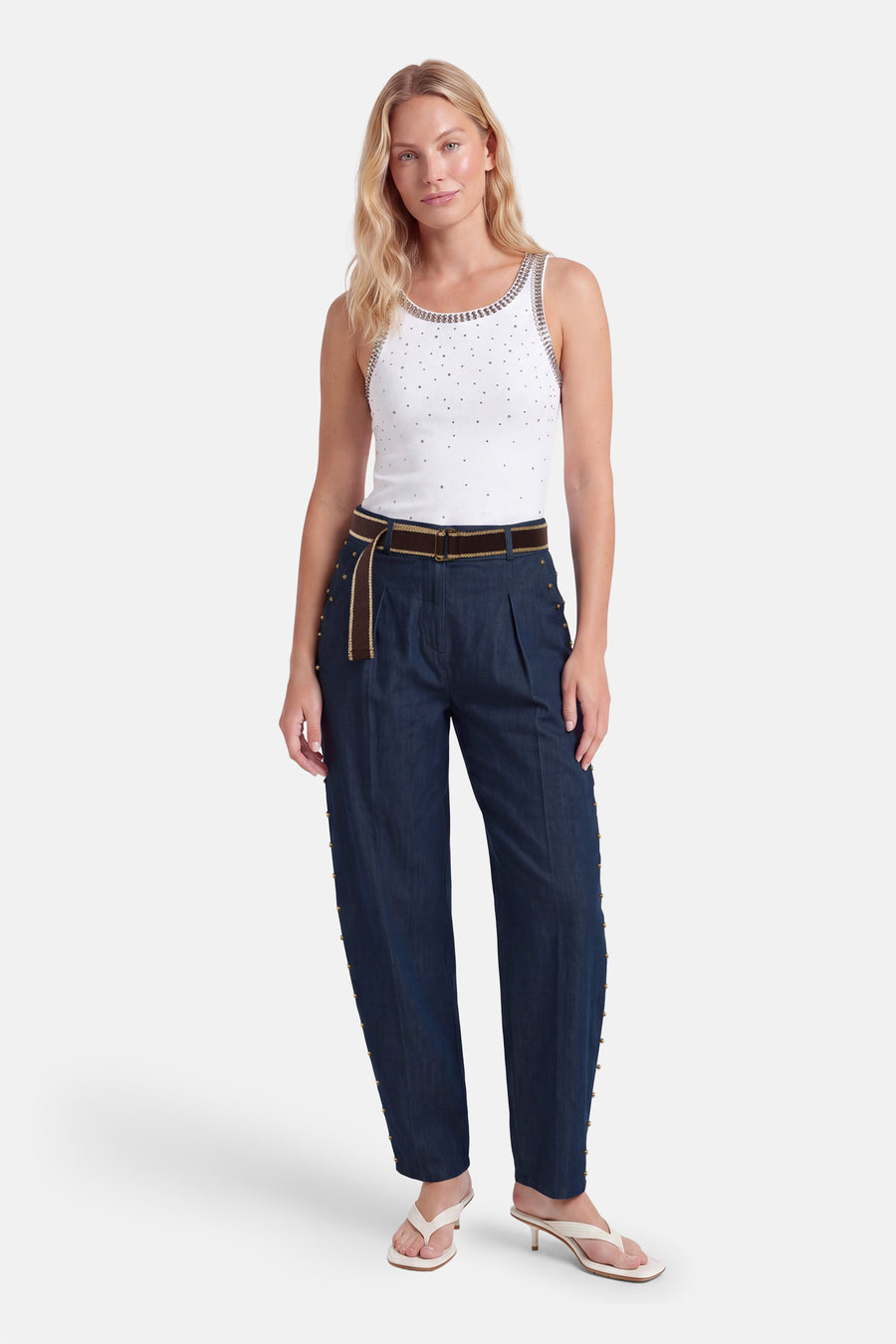 Blauwe special fit jeans van Terra di Siena met gouden studs aan de zijkant, breed model, voorzien van riem en lichte textuur, full body view.