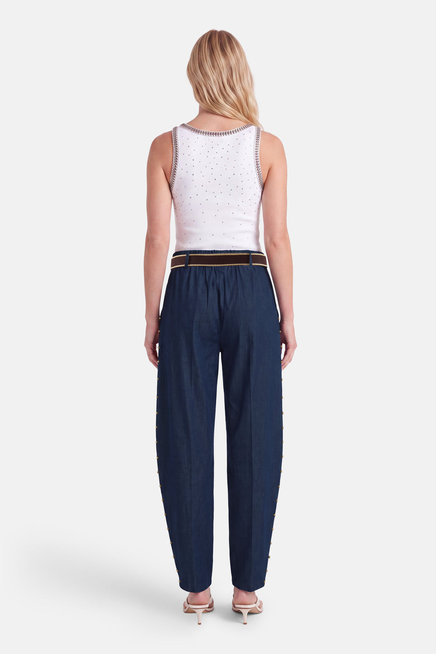 Donkerblauwe special fit jeans van Terra di Siena, met gouden oogstitching langs de pijpen, getoond van achteren op model in witte top en riem.