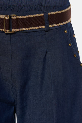 Donkerblauwe special fit jeans van Terra di Siena met elastische taille, bruine riem met beige rand en gouden knopen aan de zijzak
