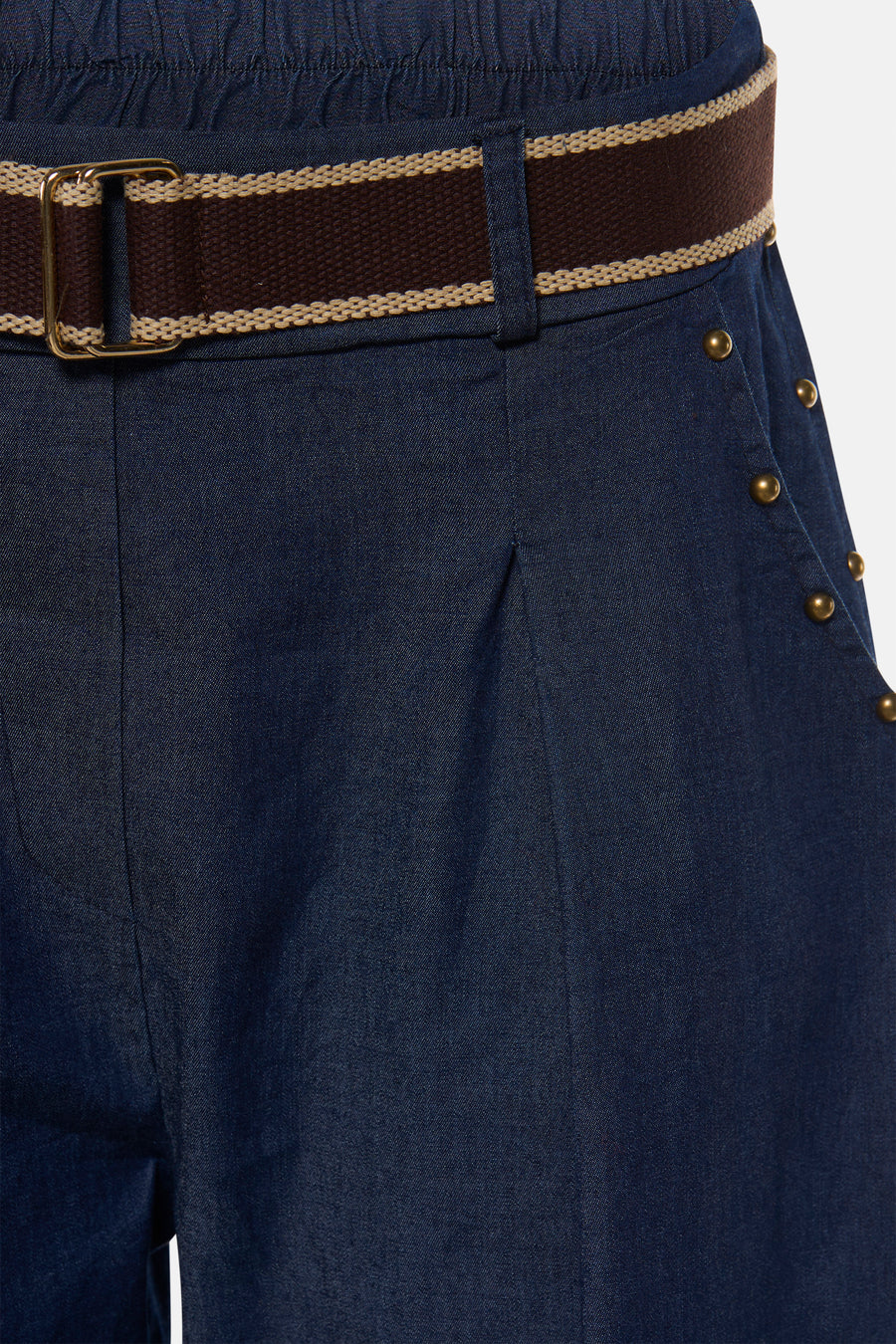 Donkerblauwe special fit jeans van Terra di Siena met elastische taille, bruine riem met beige rand en gouden knopen aan de zijzak
