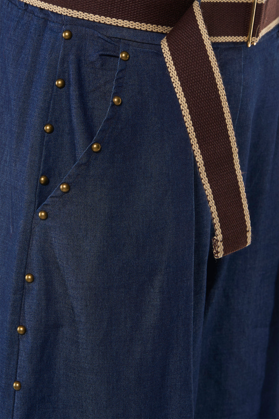Blauwe special fit jeans van Terra di Siena met gouden knopen en bruin-wit gestreepte riem, close-up vooraanzicht