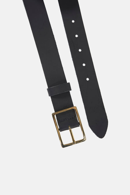Ceinture noire Access® avec texture noir mat, boucle dorée, passant de ceinture et œillets dorés.