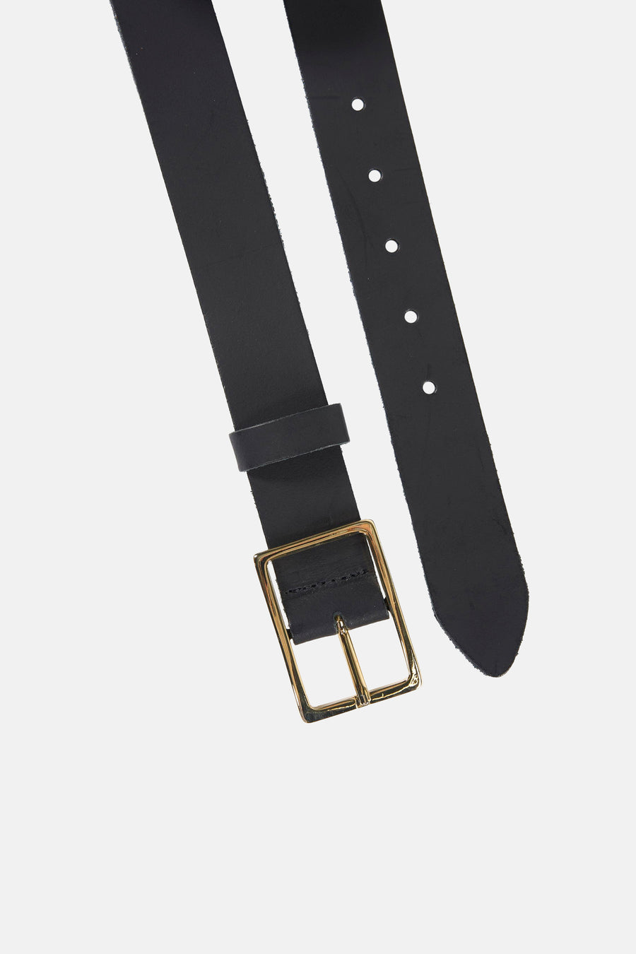 Ceinture noire Access® avec texture noir mat, boucle dorée, passant de ceinture et œillets dorés.