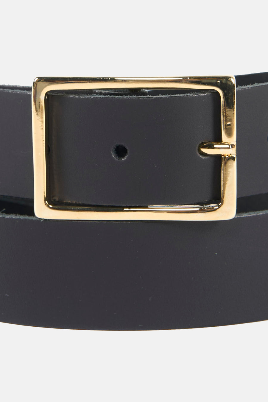 Ceinture en cuir noir avec boucle dorée d'Access®, gros plan sur la boucle droite et un trou de ceinture.