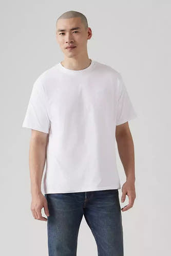 Wit T-shirt met korte mouwen van Levi's, gedragen met blauwe jeans.