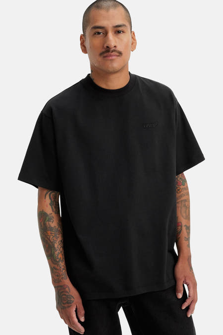 T-shirt noir à manches courtes de Levi's®, design simple avec un petit logo sur la poitrine.