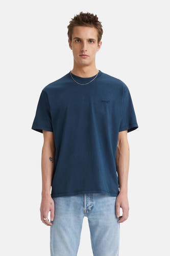 Blauw T-shirt met korte mouwen van Levi's®, met een subtiel logo op de borst en gedragen met een zilveren ketting en jeans.
