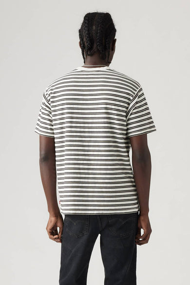 T-shirt met korte mouwen in multicolor, van Levi's, met horizontale strepen en gecombineerd met een zwarte broek.
