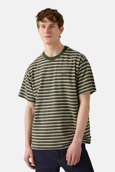 T-shirt rayé vert de manches courtes de Levi's, avec un col rond et un petit logo sur la poitrine.