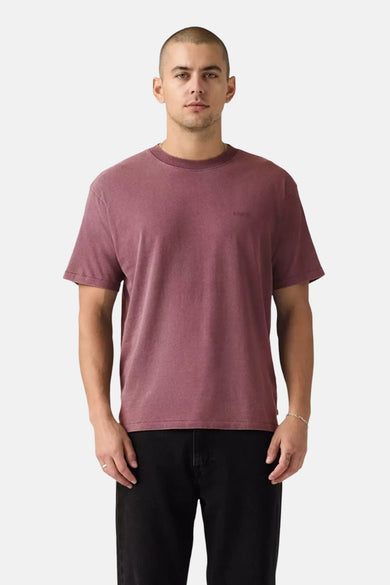 Roze T-shirt met korte mouwen van Levi's, gedragen met een zwarte broek.