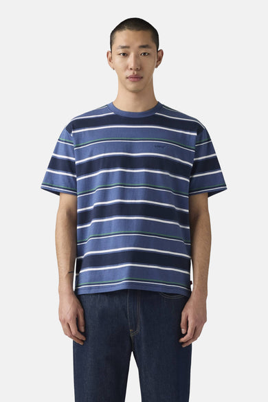T-shirt bleu à manches courtes de Levi's, rayé avec des accents noirs, blancs et verts.