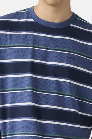 T-shirt bleu à manches courtes de Levi's, rayé avec des accents blancs et verts.
