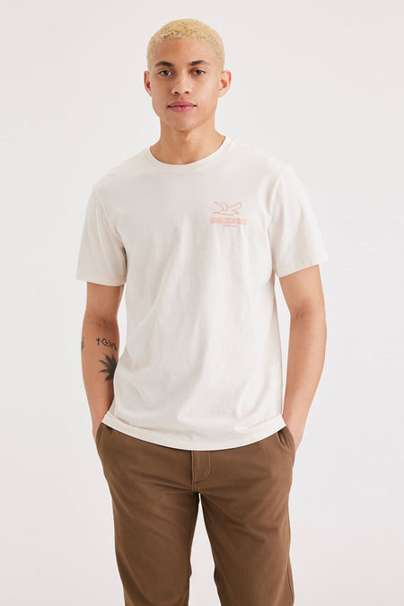 Wit T-shirt met korte mouwen van DOCKERS, met klein logo op de borst, gecombineerd met bruine broek.