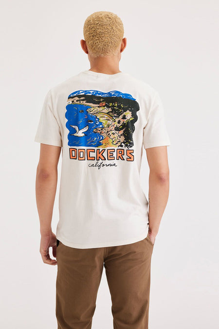 Wit T-shirt met korte mouwen van DOCKERS, met een grafische print van een kustlandschap op de rug.