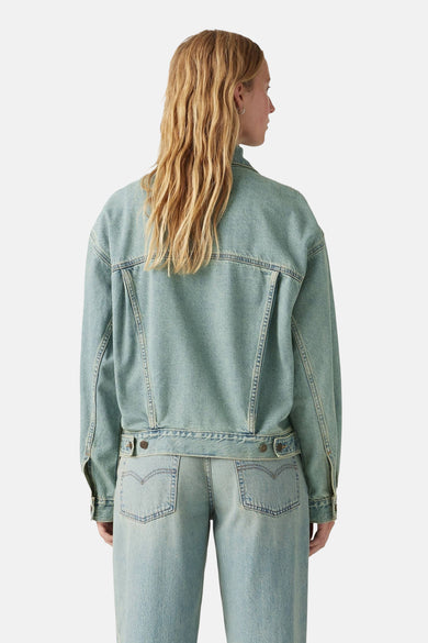 Jeansjas van lichtblauw denim van Levi's®, met lange mouwen en knoopsluiting, gezien vanaf de achterkant.
