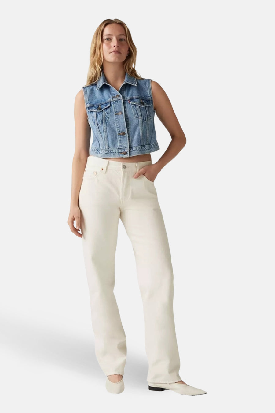 Jeans straight off white denim van Levi's, met lange rechte pijpen en styling met denim vest.