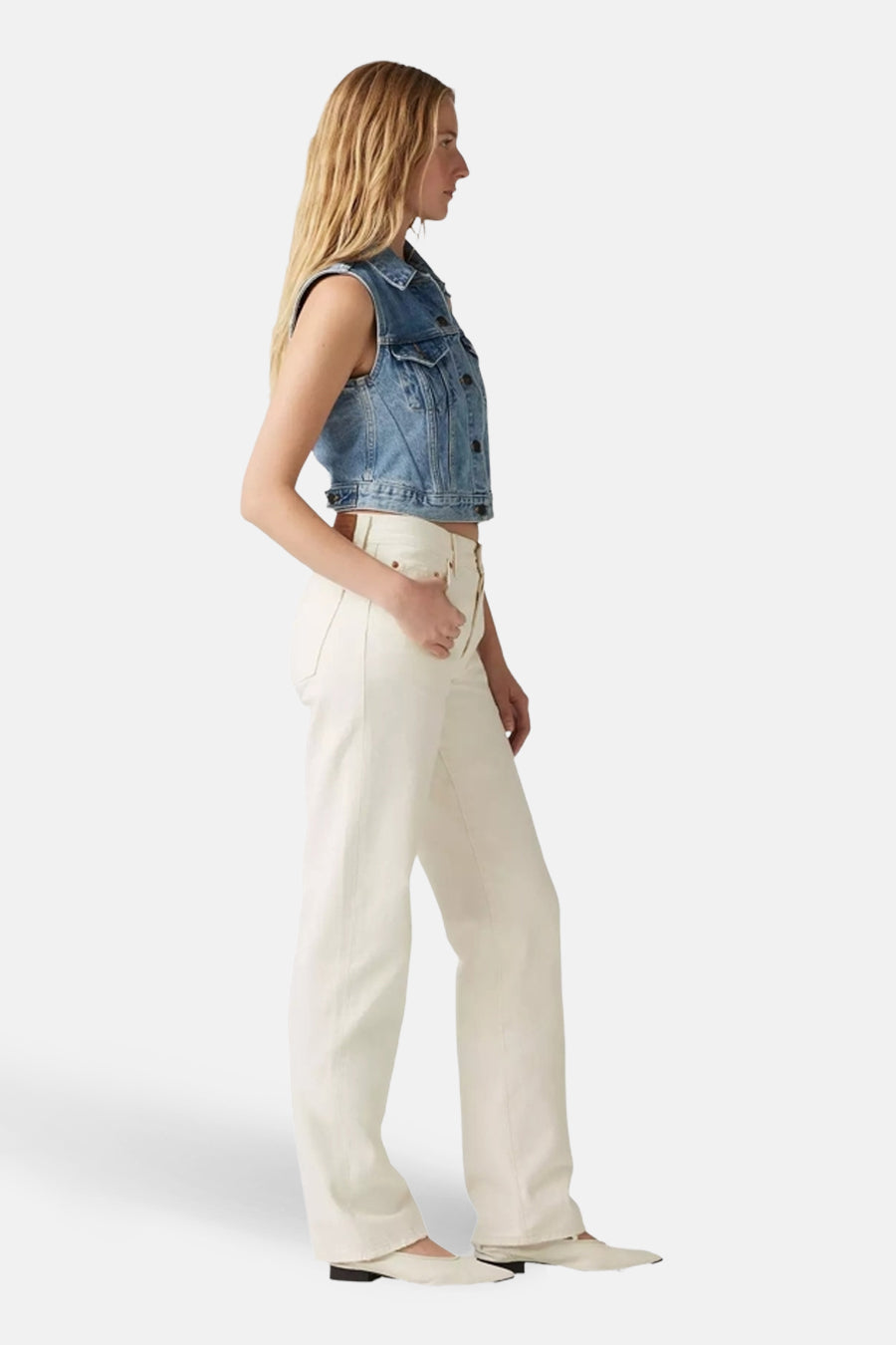 Jeans straight off white denim van Levi's®, met een wijde pijp en steekzakken, in zij aanzicht.
