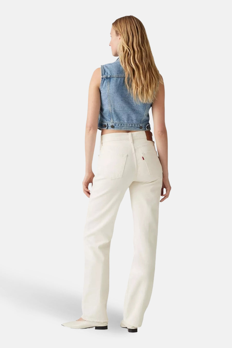 Jeans straight off white denim van Levi's, gezien van achteren, met een rood logo op de zak.