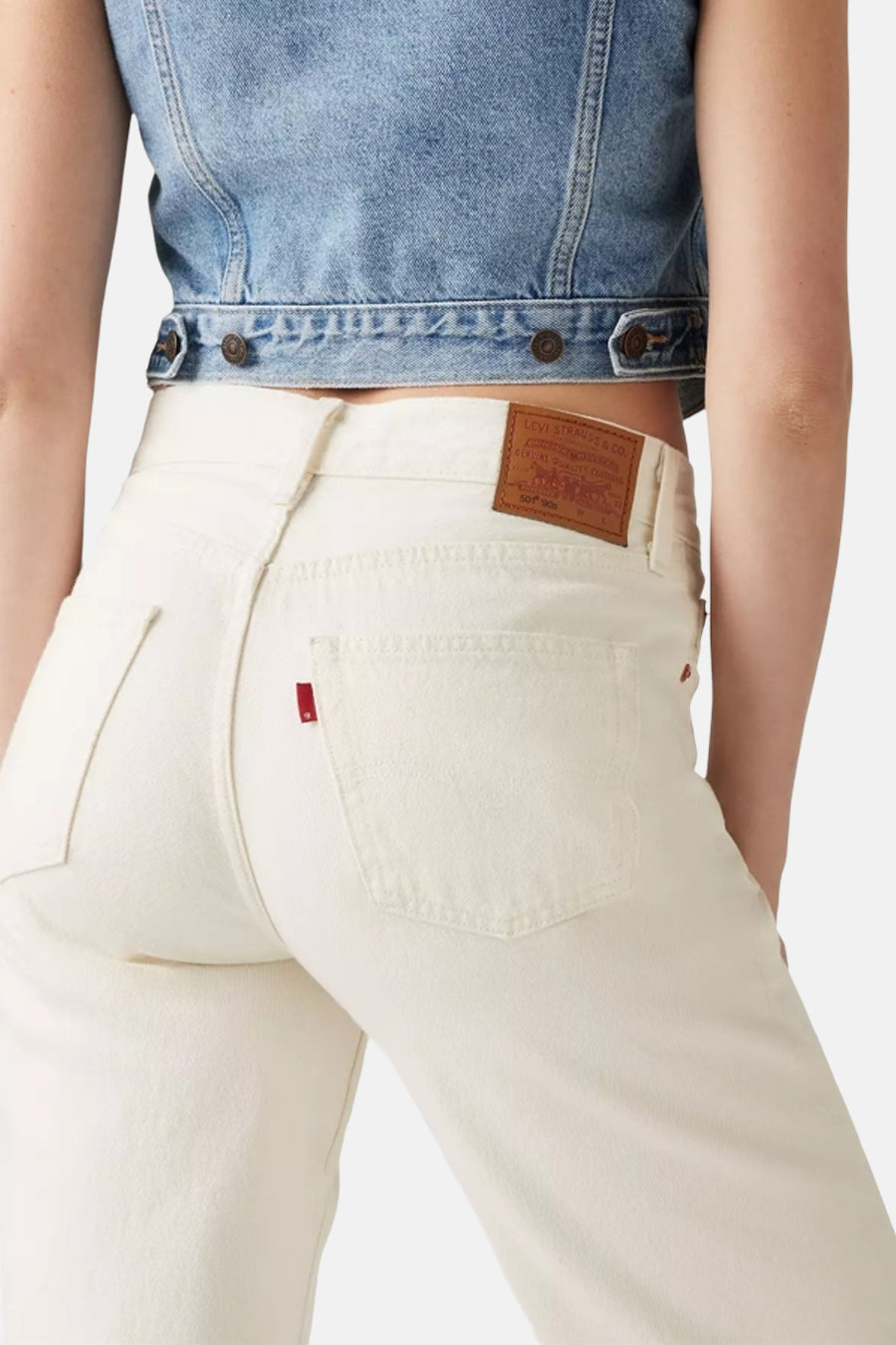 Rechte off-white jeans van denim van Levi's®, met rode tab en leren merklabel aan de achterkant.