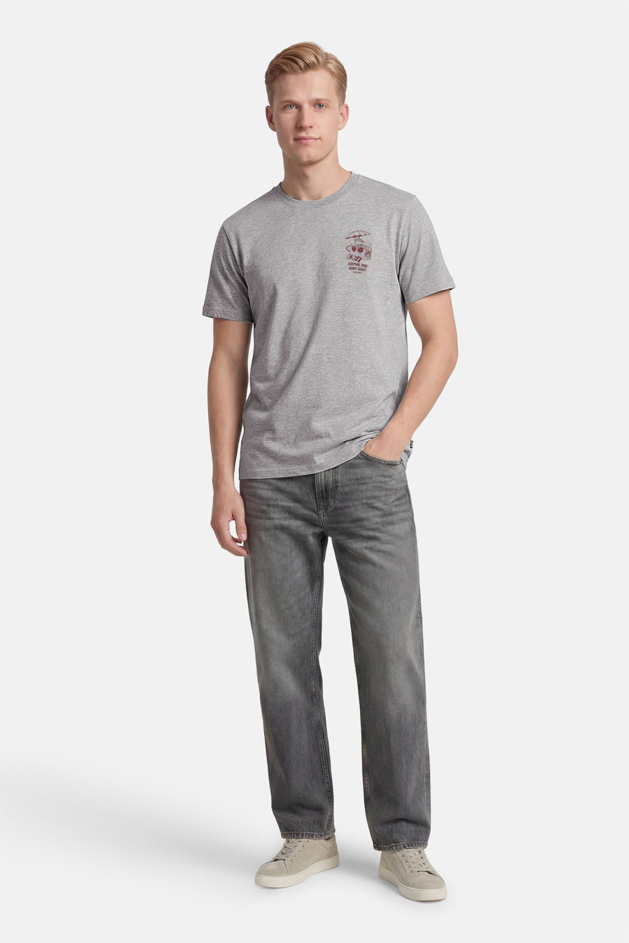 Grijs T-shirt met korte mouwen van Levi's®, met een kleine print op de borst, gecombineerd met een grijze jeans en lage sneakers.
