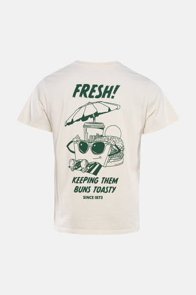 Beige T-shirt met korte mouwen van Levi's® met groene opdruk van een fastfood-strandscène op de achterkant.
