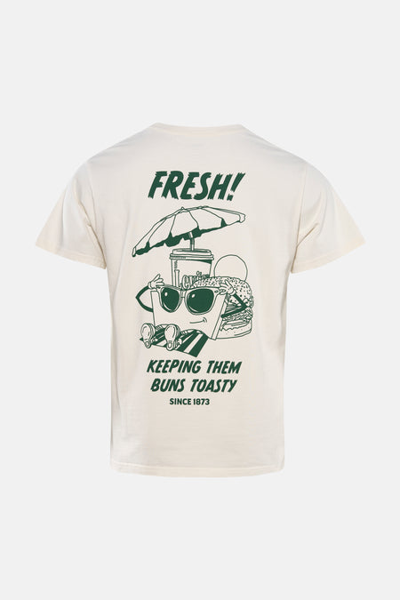 Beige T-shirt met korte mouwen van Levi's® met groene opdruk van een fastfood-strandscène op de achterkant.
