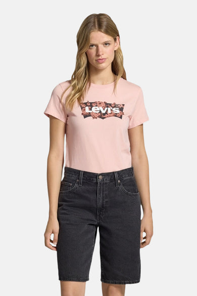 T-shirt rose à manches courtes de Levi's, d'une couleur unie et porté avec un short en denim.
