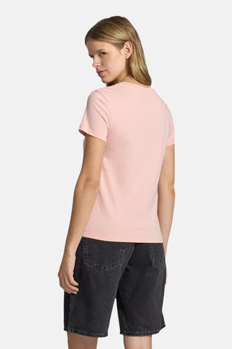 Roze T-shirt met korte mouwen van Levi's, met een effen kleur en gedragen met een denim short.
