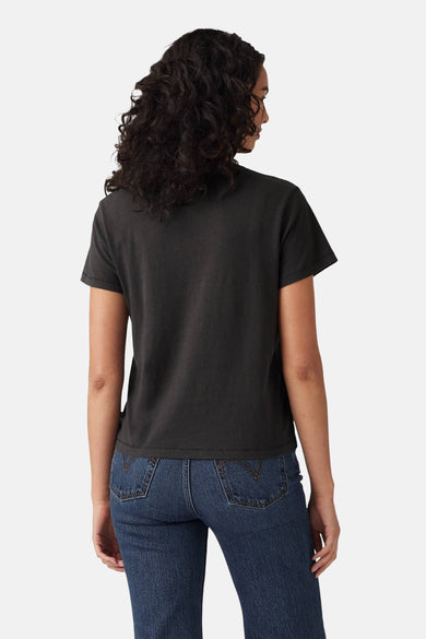 Grijs T-shirt met korte mouwen van Levi's, gezien van achteren, gedragen met een blauwe jeans.