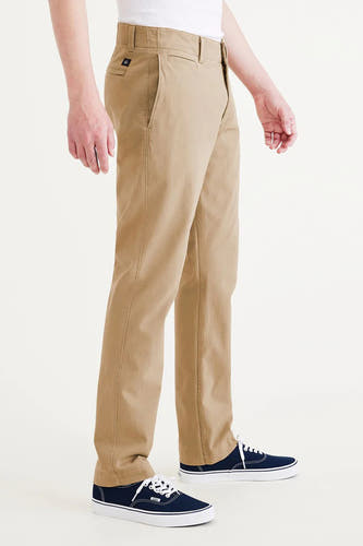 Beige chino de DOCKERS, vue latérale combinéeée avec des des bleues.